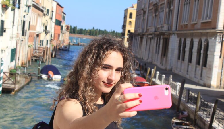 joven sacándose una foto en venecia
