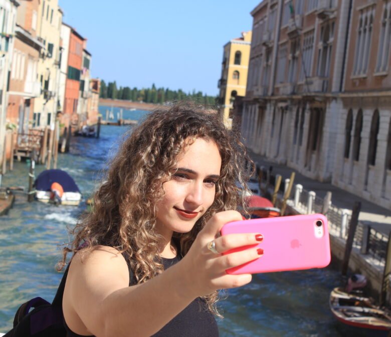 joven sacándose una foto en venecia